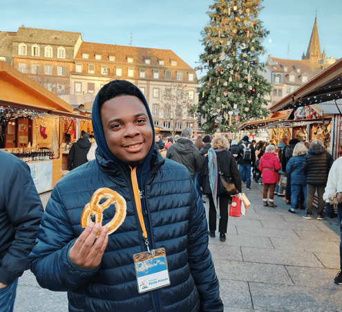 Gabriel r&eacute;alise son r&ecirc;ve au march&eacute; de No&euml;l de Strasbourg 