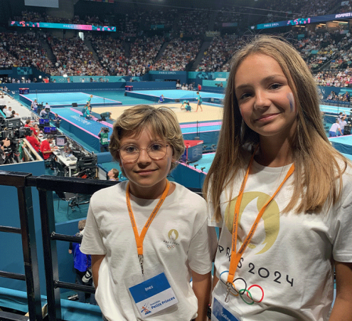 In&egrave;s et Coline assistent &agrave; l&#039;&eacute;preuve de Gymnastique