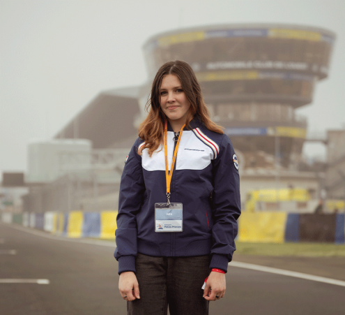 Julia vit son r&ecirc;ve au volant des Porsche sur le circuit Bugatti