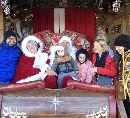 Cam&eacute;lia d&eacute;couvre le hameau du P&egrave;re No&euml;l 