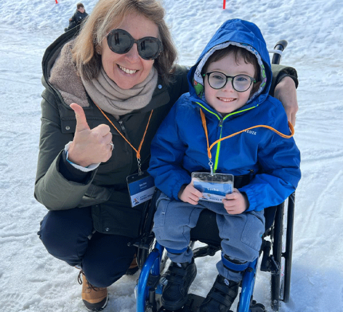 Sacha d&eacute;couvre la montagne et le en handiski