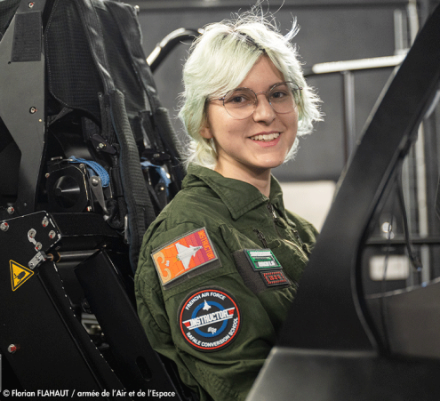 Lalie est passionn&eacute;e d&#039;aviation