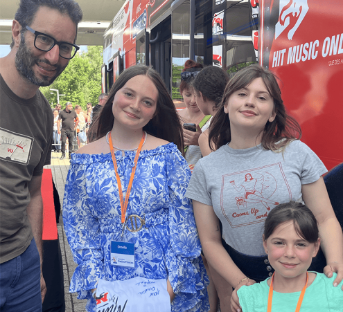 6 petits princes &agrave; la rencontre du Bus Manu sur NRJ