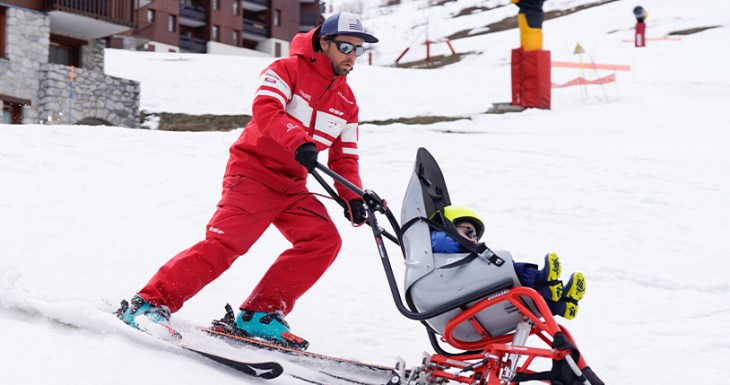 Sacha d&eacute;couvre la montagne et le en handiski