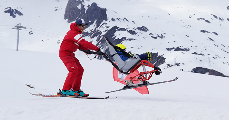 Sacha d&eacute;couvre la montagne et le en handiski